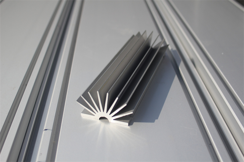 草莓视频APP在线下载高密铲齿太阳花散热器