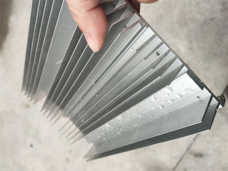 草莓视频APP在线下载模块型电子散热片